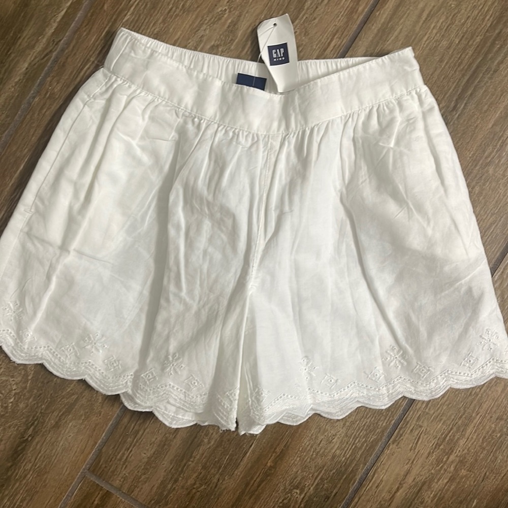 NWT! Soft White Gap Eyelet Shorts in size Small (6-7)